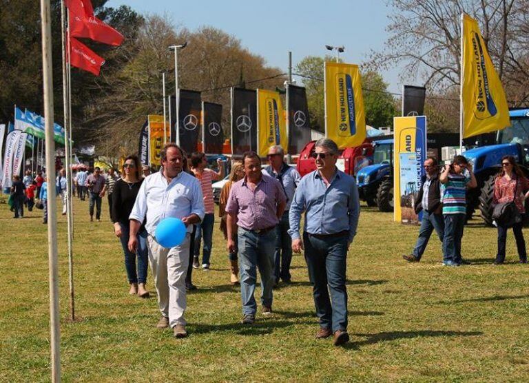 El intendente Javier Martínez junto a Lisandro Perrotta (vice de la Rural)