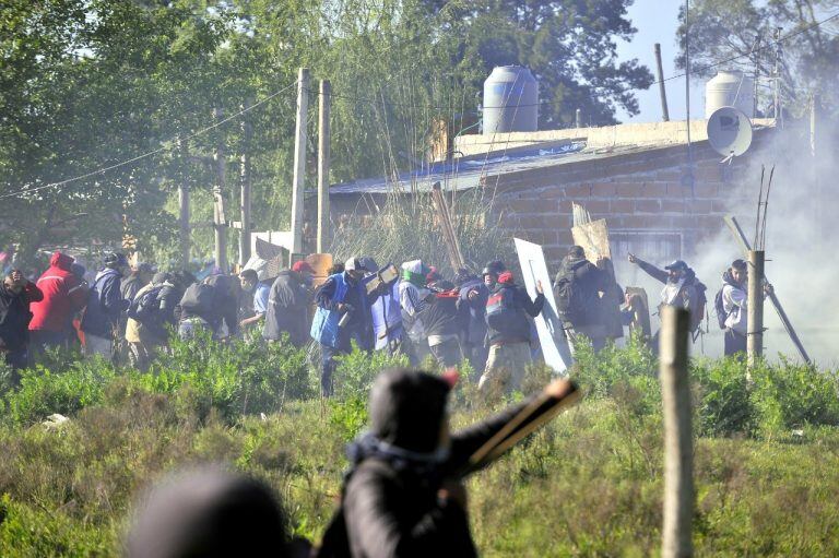 Balas de goma, corridas y detenidos durante el tenso desalojo de las tierras tomadas en la localidad bonaerense de Guernica. (Clarín)