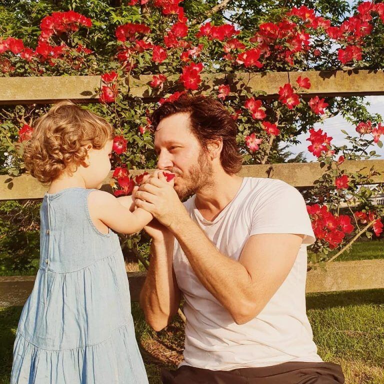 Benjamín Vicuña junto a su hija menor, Magnolia (Foto: Instagram/ @sangrejaponesa)