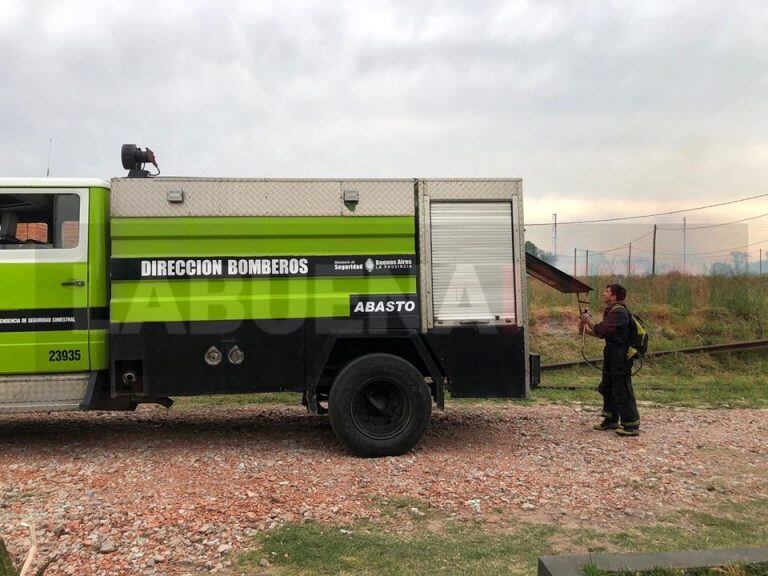 Los bomberos del cuartel de Abasto llegaron hasta el lugar y luego de varios minutos lograron contener la situación (web).