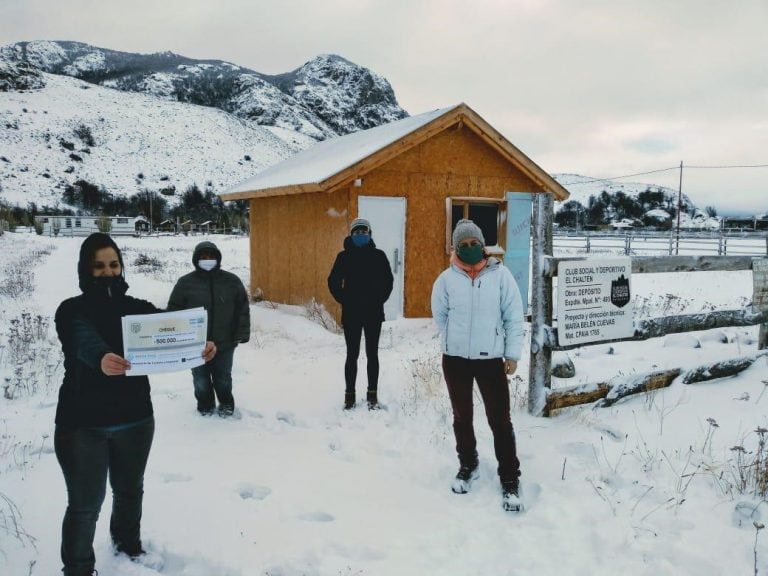 Club Social y Deportivo El Chaltén muestra el cheque simbólico de $500.000.