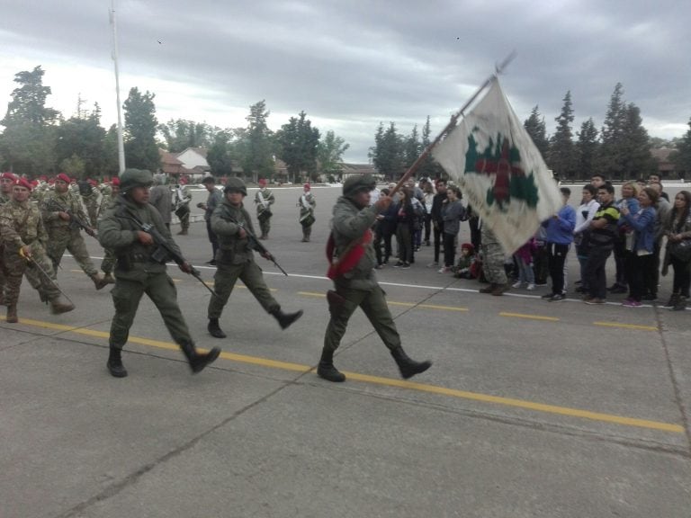 Tropas del Grupo de Artillería Paracaidista 4, con el uniforme histórico de la guerra de las Malvinas, en la que la unidad combatió hasta agotar su munición.