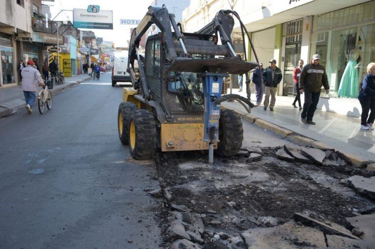 La Municipalidad de Corrientes lleva a cabo obras de bacheo. (Foto: Radio Sudamericana)