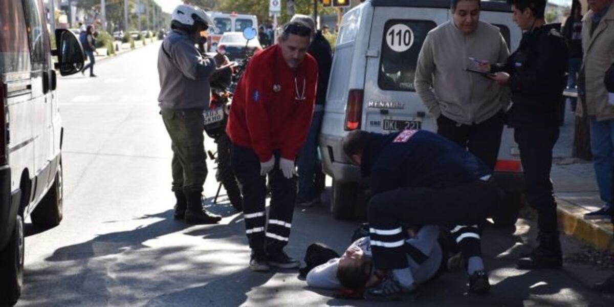 Dio marcha atrás y se llevó puesto a una mujer que cruzaba por la calle