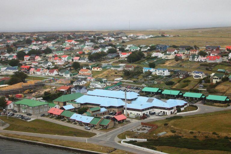 El Hospital Rey Eduardo VII (KEMH), ubicado en la capital de las islas. Las autoridades locales han solicitado a la comunidad que trate de no circular por peatonales próximas al nosocomio, a los fines de mantenerlas despejadas en el marco del operativo sanitario.