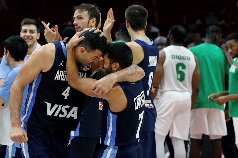 Scola y Campazzo celebrando juntos después del triunfo ante Nigeria. Foto: AP/Andy Wong.