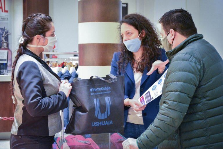 Ávila y De la Vega entregando Kits sanitizantes.