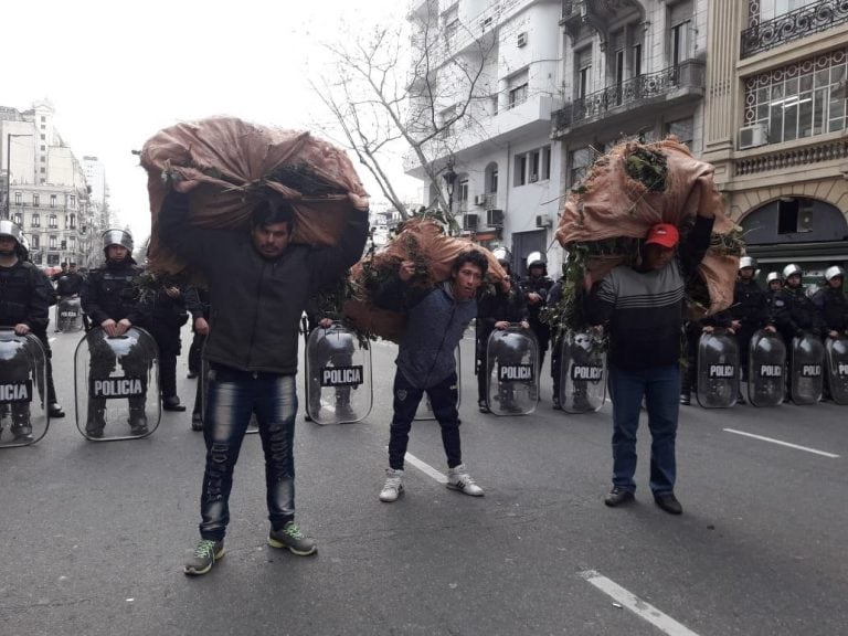 Los tareferos marcharon por Avenida de Mayo en reclamo por mejoras laborales y aumento en el subsidio interzafra.