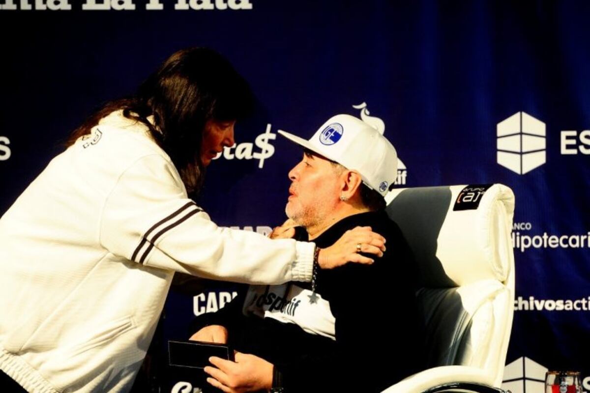 La hermana de Cristina Kirchner sorprendió a Maradona con un regalo