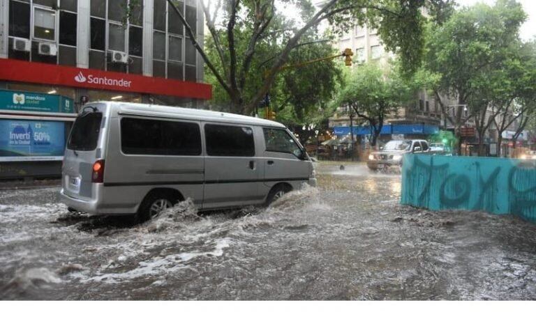 La correntada de agua que corrió por el kilómetro 0 de Mendoza.