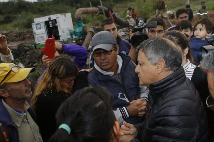 El gobernador Domingo Peppo informándose de los daños causados por las inundaciones en el interior del Chaco (Web).