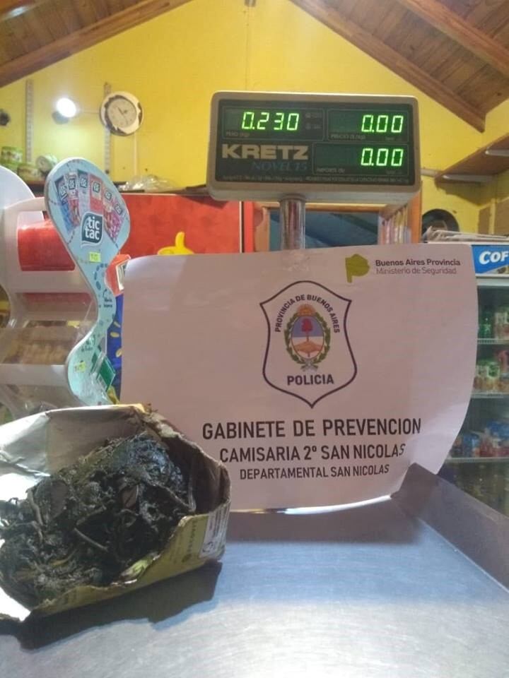 De la propiedad secuestraron la remera que usó el día del asalto, droga y una moto.