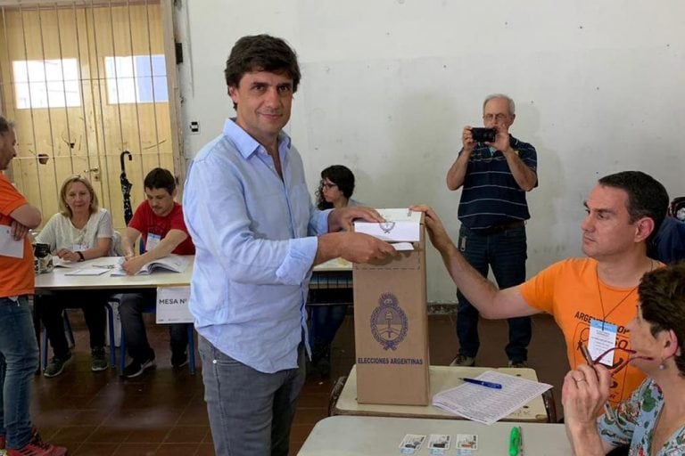 El ministro de Hacienda, Hernán Lacunza, al emitir su voto el domingo.