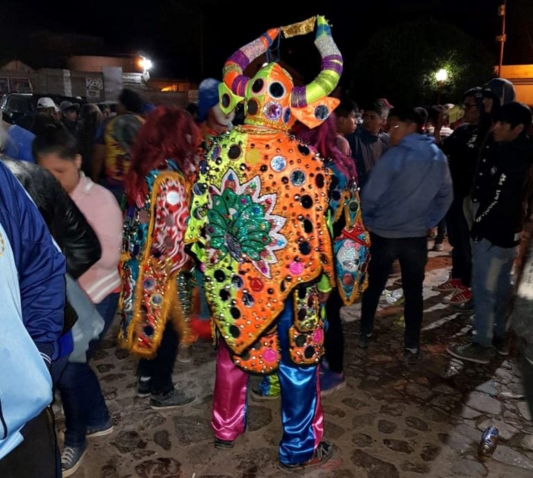 Elaborados diseños llevan en sus coloridas capas los "diablos" humahuaqueños. La confección de estos trajes, con cascabeles, espejos y lentejuelas, llega a costar hasta ocho mil pesos.