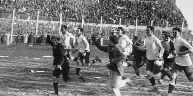 Los uruguayos y la primera vuelta olímpica. La repetirían en 1950, porque en 1934 y '38 no compitieron, ofendidos por el boicot europeo.