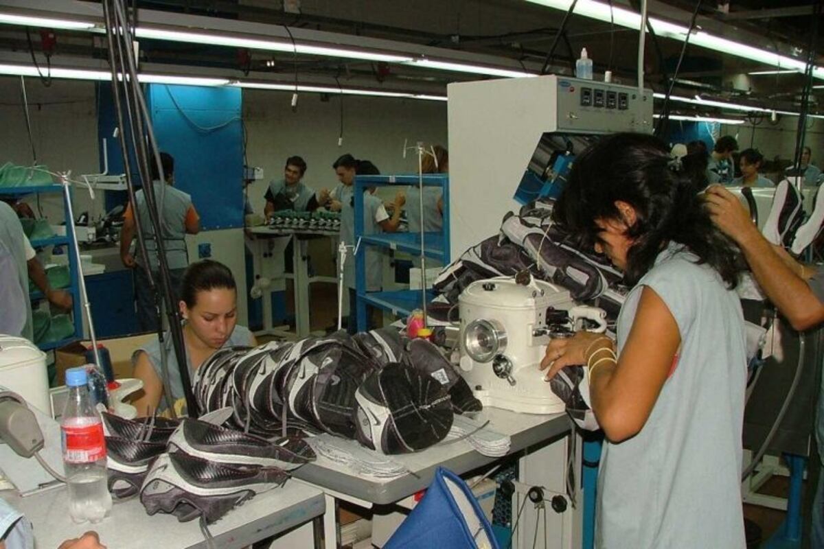 Luego de que Nike anunciara su retiro de Argentina, trabajadores de la fábrica Dass continúan preocupados