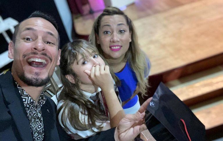 El cantante junto a su pareja e hija (rodrigo_tapari_oficial).