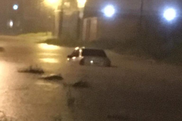 Diluvio en Corrientes dejó autos flotando y calles anegadas