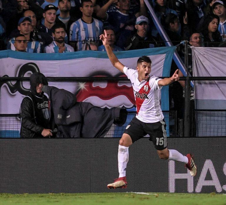 El futbolista de River Plate Exequiel Palacios celebra el 08/04/2018 en Buenos Aires, Argentina, su gol anotado frente a Racing en el clásico de la Superliga Argentina. River Plate derrotó como visitante 2-0 a Racing Club en un partido en el que los porteros fueron figuras fundamentales.
(Vinculado al texto de dpa "River derrotó 2-0 a Racing en el clásico de la Superliga argentina" del 09/04/2018) Foto: Alvarez Julian/telam/dpa +++ dpa-fotografia +++ cancha racing ezequiel palacios futbol torneo campeonato superliga futbol futbolistas racing club river plate