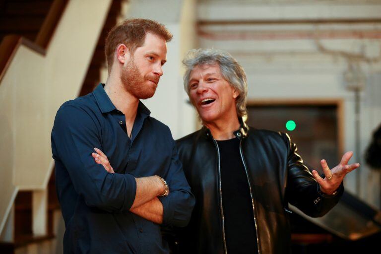 Harry y Jon Bon Jovi. (Hannah Mckay/PA Wire/DPA)