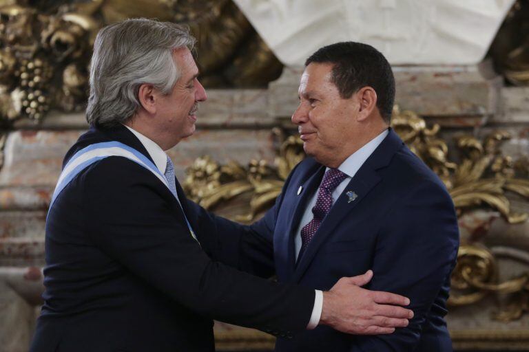 Alberto Fernandez con el vicepresidente de Brasil Hamilton Mourao. (AP)