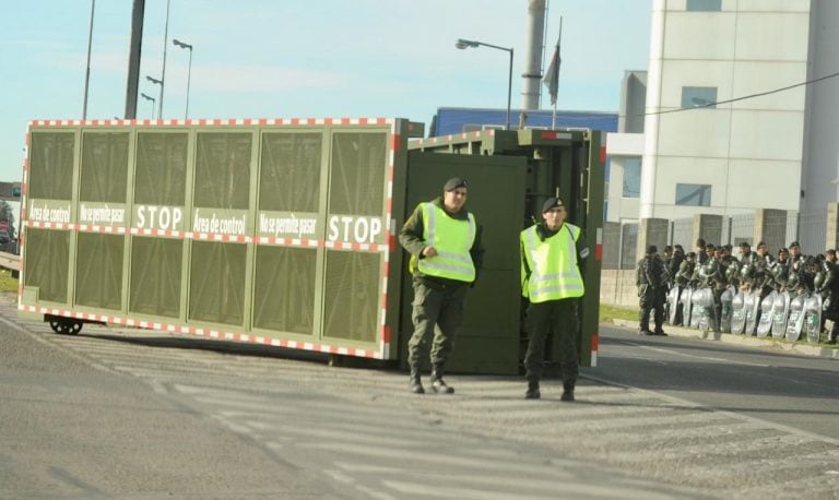 La "supervalla", el dispositivo que implementó la Policía Federal para impedir piquetes. Foto: Federico López Claro.