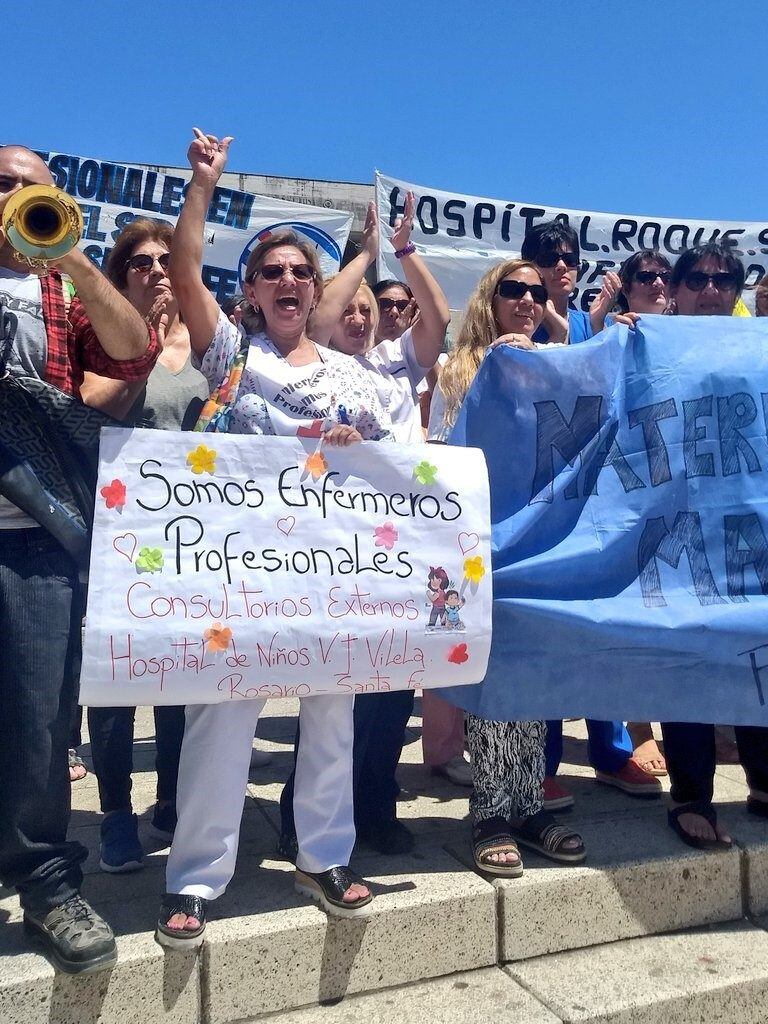 Enfermeros marcharon este miércoles al Monumento a la Bandera. (@NormaLopezSF)