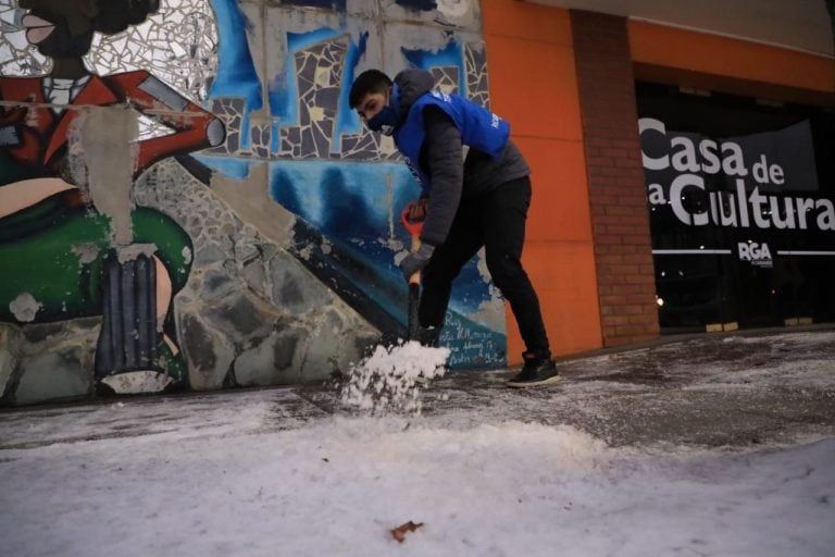 Limpieza por el Municipio de  nieve y hielo en Río Grande TDF