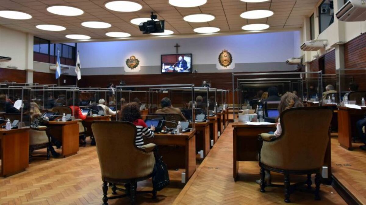 Advierten sobre intento de "disciplinamiento" de intendentes y jefes comunales