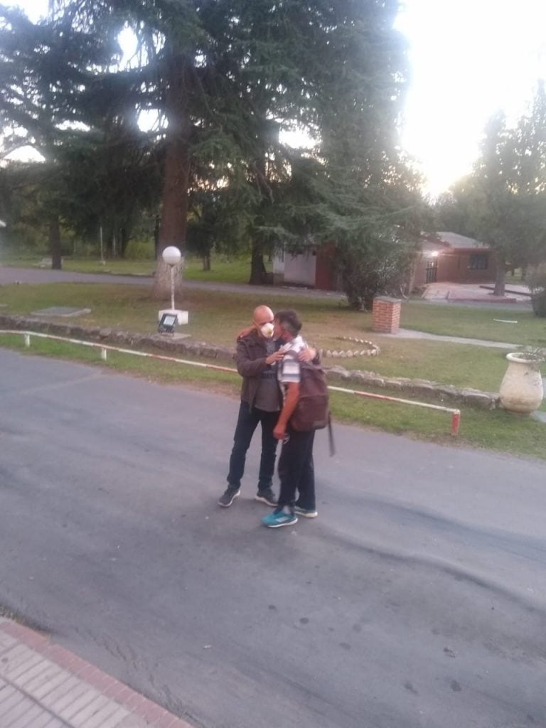 El abrazo efusivo entre padre y policía. (Foto: prensa Departamental Punilla).