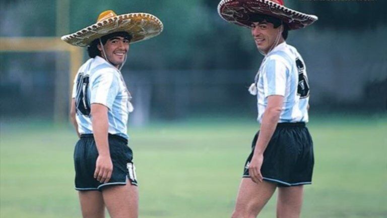 La producción de El Gráfico para el Mundial de México, a lo charros. El capitán de 1978, autor del agónico gol contra Perú para sacar pasaje en Eliminatorias, no jugó ni un minuto. El Mal de Moctezuma (problemas estomacales por el agua), y una lesión en el gemelo, lo marginaron. También se dijo que estaba enojado porque Bilardo le sacó la cinta de capitán, para que la llevara Maradona. Y desde allí, comenzó la enemistad con Diego. El Kaiser, aún sin jugar, es el único argentino dos veces campeón del mundo.