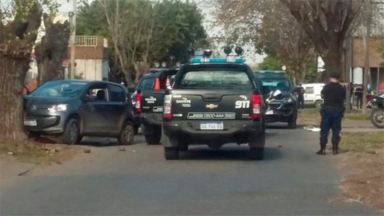 La persecución terminó con el auto de las víctimas estrellados contra un árbol.