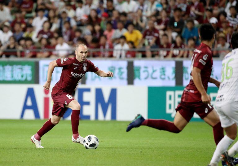 Andrés Iniesta tiene dos años más de contrato con Vissel Kobe. (EFE)