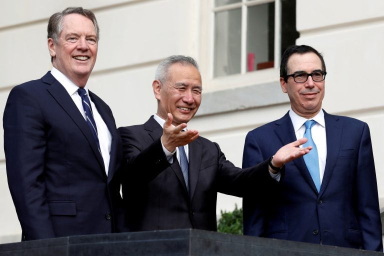 El viceprimer ministro de China, Liu, hace un gesto a los medios de comunicación entre el representante comercial de EE. UU. Robert Lighthizer (L) y el secretario del Tesoro Steve Mnuchin antes de las negociaciones comerciales de los dos países en Washington, EE. UU., 10 de octubre de 2019. Crédito: REUTERS / Yuri Gripas.