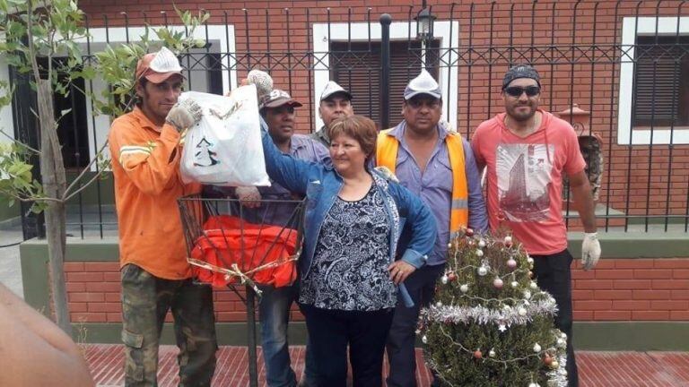 Sorprendieron a los recolectores de basura con bolsas navideñas.