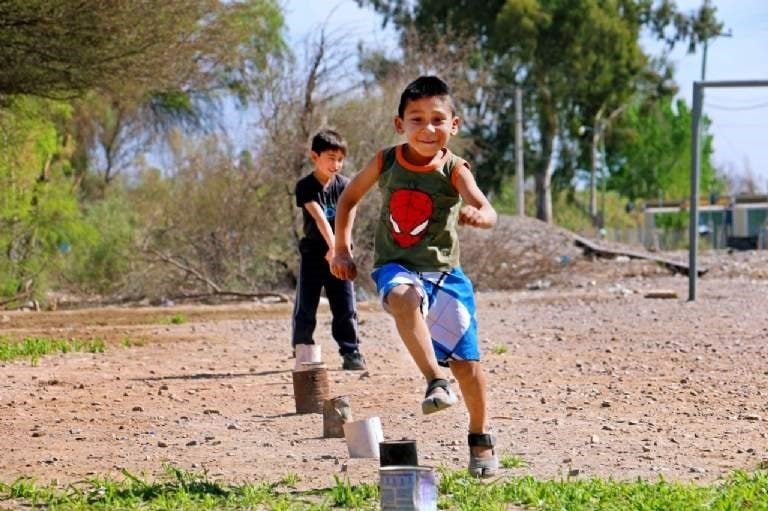 Fútbol para cambiar el destino de 30 chicos.