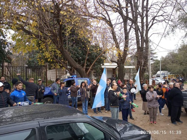 Vecinos autoconvocados frente a la sede de la Comuna de Villa Los Aromos.