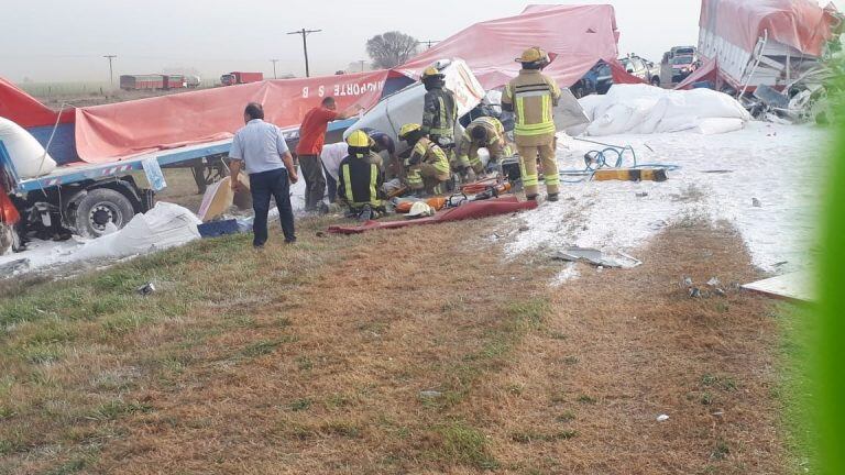 Impactante siniestro vial entre dos camiones en la ruta 33 (La Tribuna del Sur)