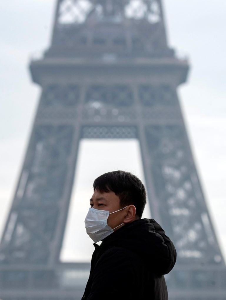 Un turista usa un barbijo en París tras la confirmación de casos en Francia. (Foto: EFE/EPA/IAN LANGSDON)