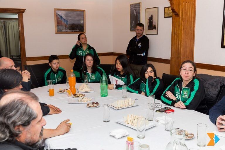 Juan Carlos Arcando y equipo de fútbol femenino