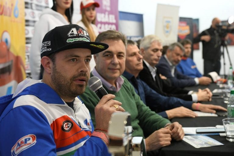 Nicolas Gonzalez, piloto de TC, hablando en la conferencia de prensa. (Prensa Municipalidad de Rafaela)