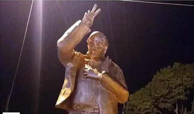 Vandalizaron una estatua de Néstor Kirchner  a 24 horas de su inauguración