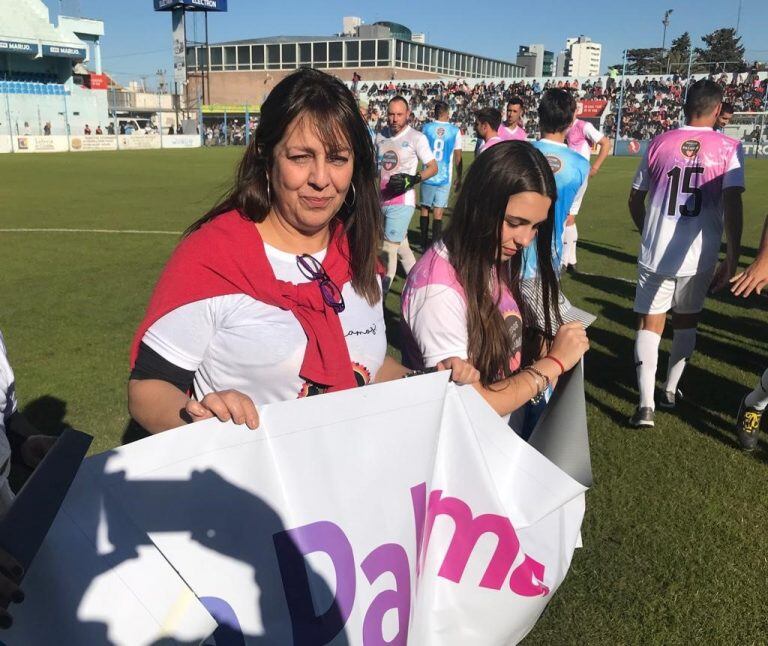 Jugadores y personalidades destacadas en el partido a beneficio de Paloma.