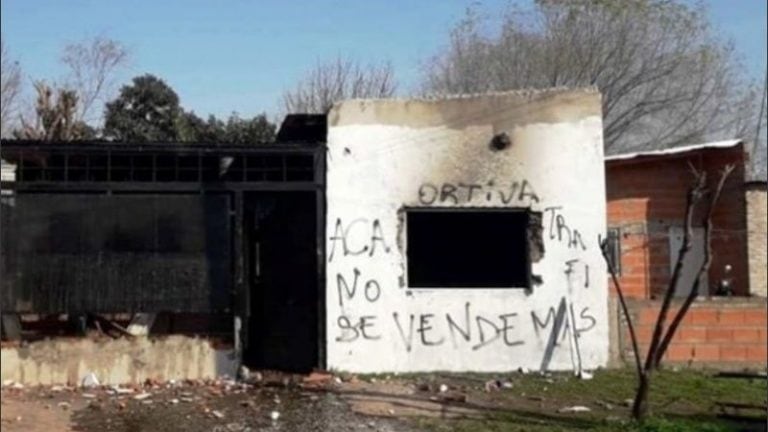 Los vecinos cansados incendiaron una casa que funcionaba presuntamente como kiosco de droga.(@anytramontini))