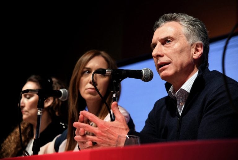 La gobernadora María Eugenia Vidal y el presidente Mauricio Macri, en una conferencia de prensa tras conocerse los resultados de las elecciones primarias. Crédito: NICOLAS BOVIO / JUNTOS POR EL CAMBIO PARTY / AFP.