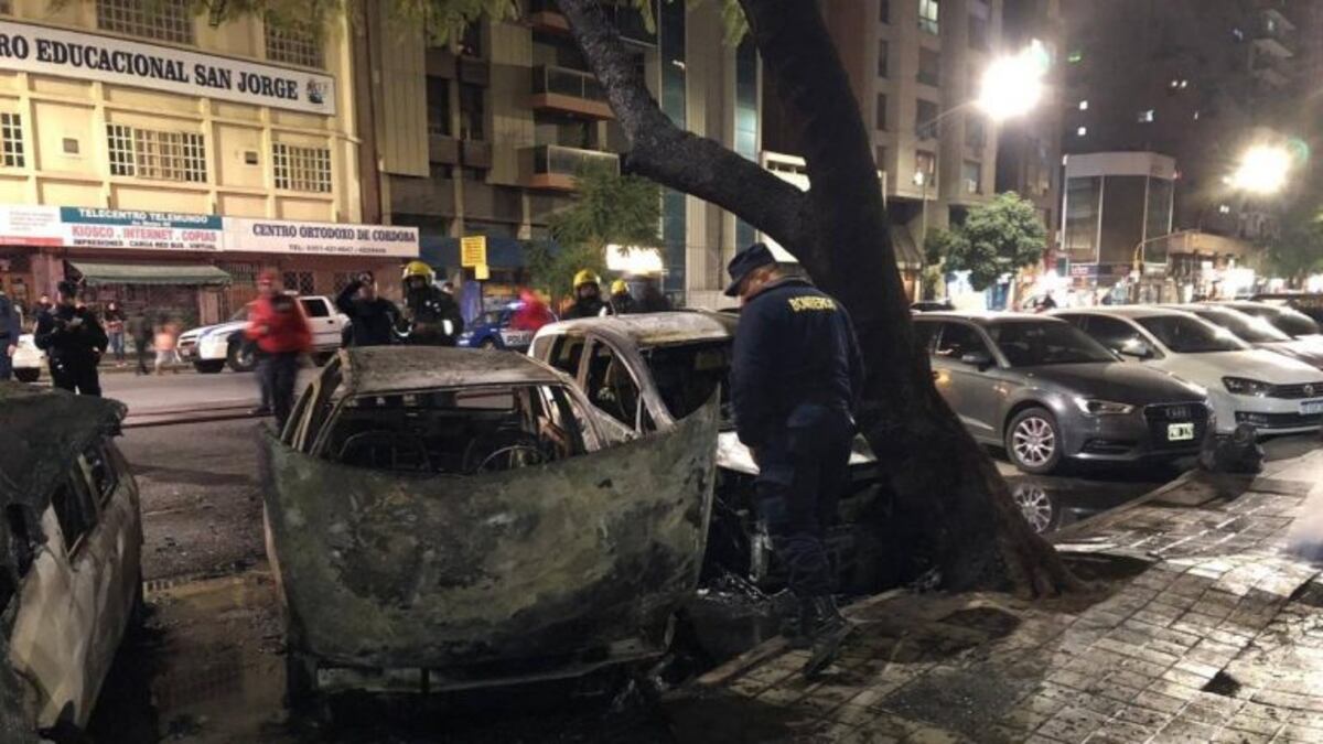 Así se incendiaron autos estacionados en la calle en Córdoba