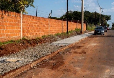 Avanza la vereda de la Chacra 88 sobre la Avenida Urquiza en Posadas.