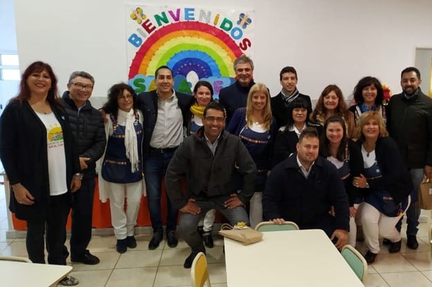 El ministro junto a la comunidad educativa de la escuela General San Martín.