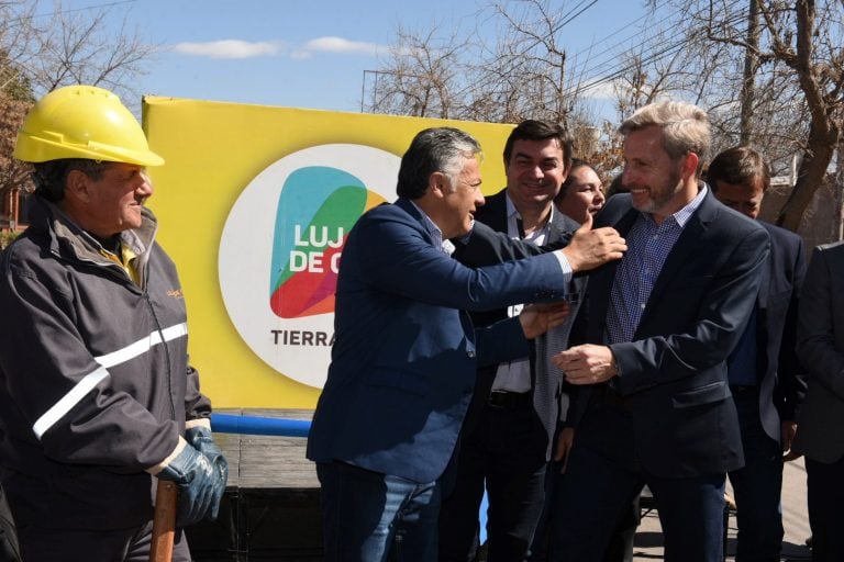 Alfredo Cornejo y Rogelio Friegerio en la inauguración de una obra de cloacas en Luján de Cuyo.