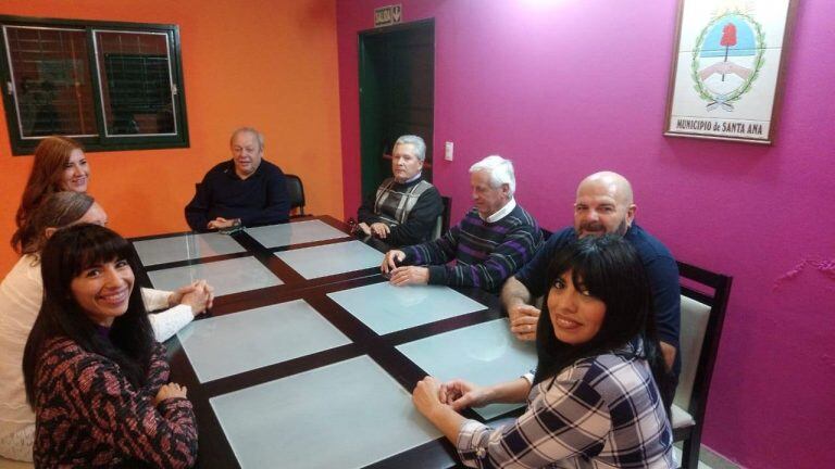 El intendente José Luis Becker reunido con los profesionales que dictaran los cursos de formación profesional en Villa Parque Santa Ana.